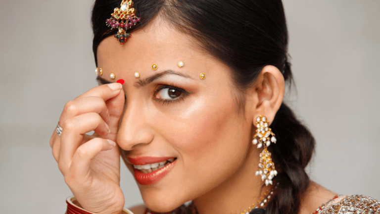 Read more about the article The Tradition of Bindi: Why Indians Wear It and Its Significance
